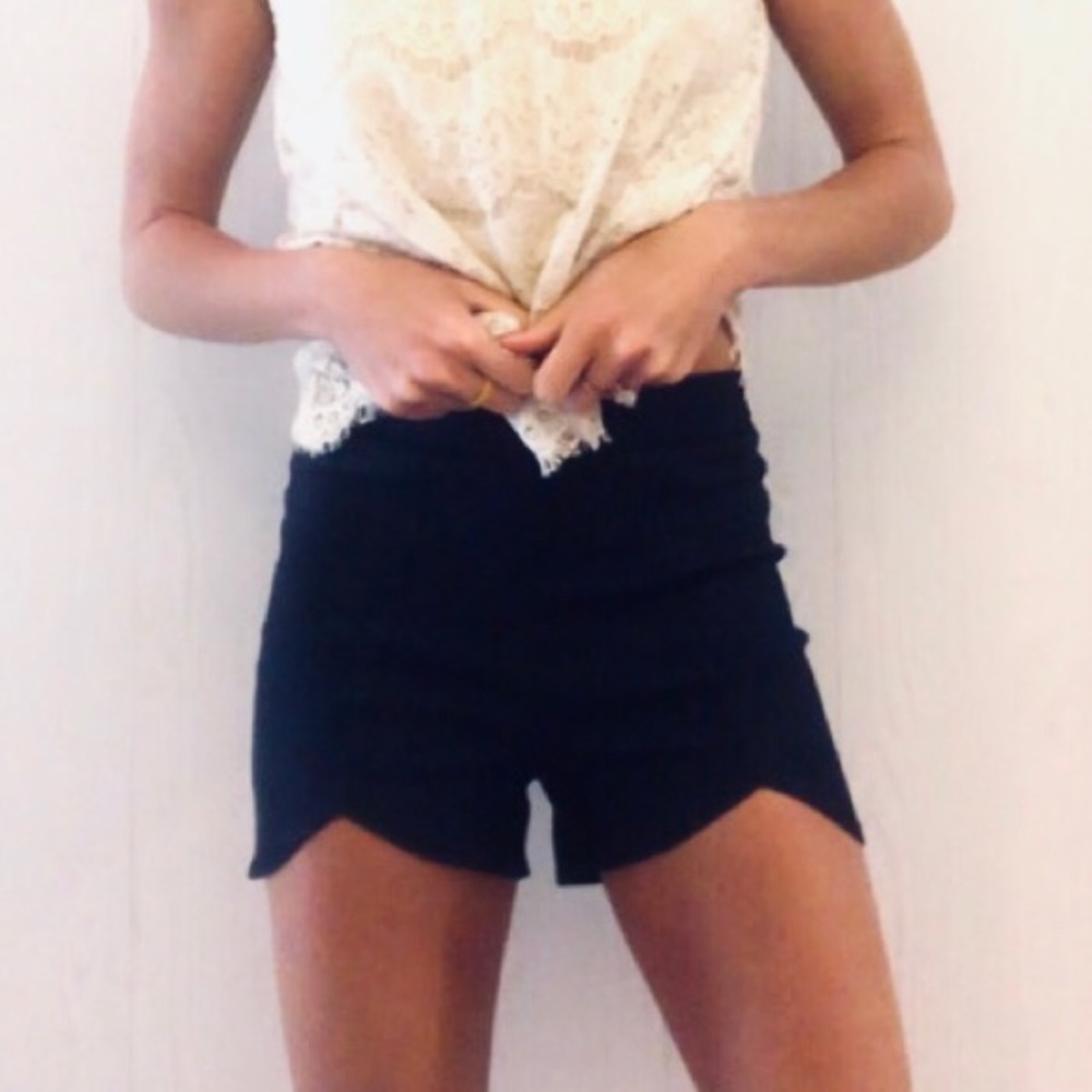 🦩Pull on dark denim scalloped front fitted shorts